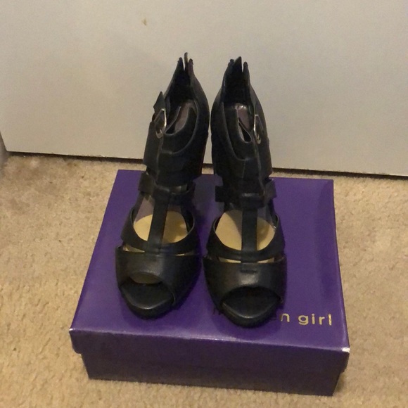 Shoes - Picture 3 of 6